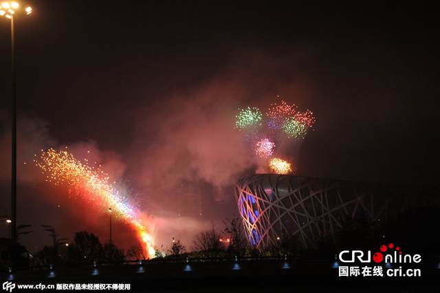 北京鸟巢燃放烟花迎APEC