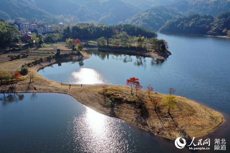 湖北麻城：水库秋色如画