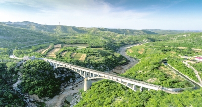 【旅游资讯-图片（页面标题：美哉！“人工天河”跃进渠）】红色教育培训基地别样红 美哉！“人工天河”跃进渠