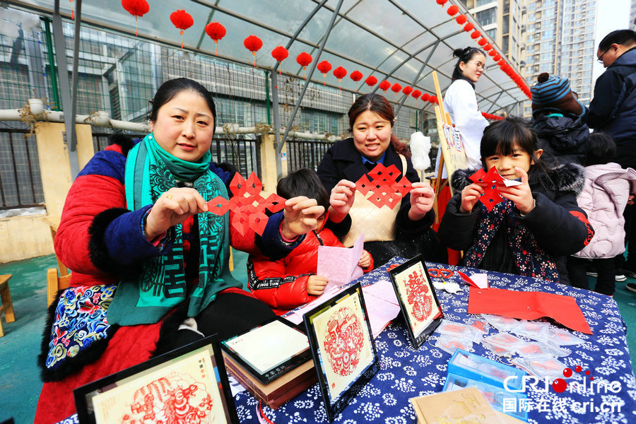 【焦点图-大图（页面标题：传承非遗文化 幼儿园办庙会庆元宵）】【移动端-焦点图】【图说1】【亲子-图片】传承非遗文化 郑州一幼儿园“民俗庙会”庆元宵