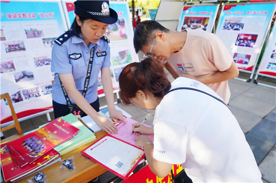 （有修改）【B】河南灵宝公安摆摊宣传安全防范 传播智慧警务