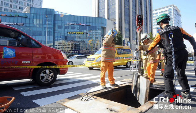 韩国一女子过人行横道时掉入下水道