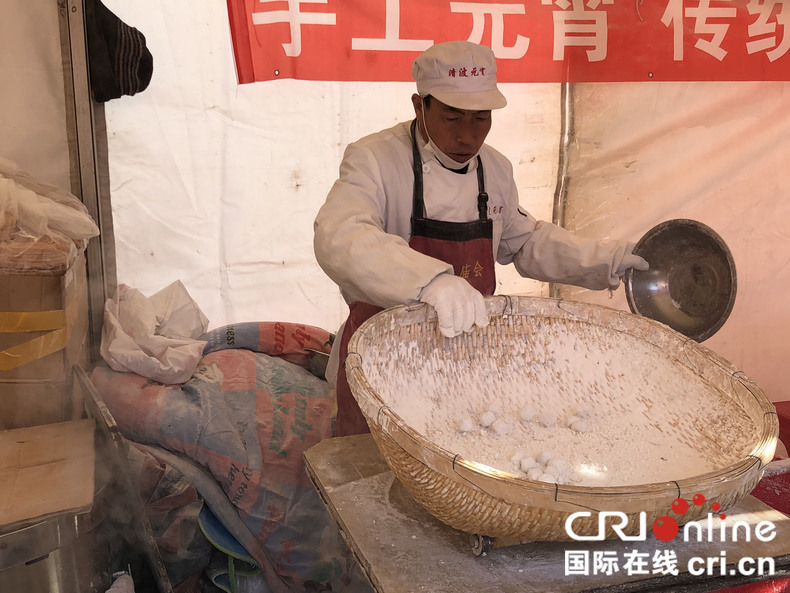 喜迎元宵节 沈城市民热热闹闹逛庙会