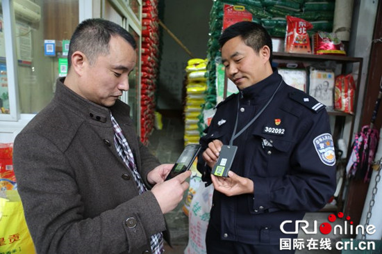 【区县联动】【江北】警民沟通“扫一扫”  江北警方服务智能化升级【区县联动 列表】江北警方推智能名片 服务群众智能升级