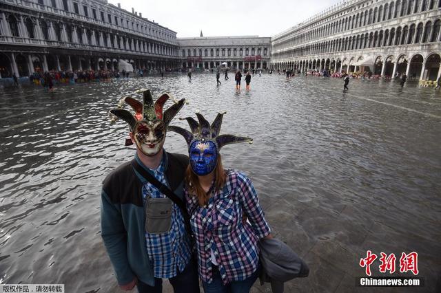 意大利威尼斯遭遇洪水 广场被淹没(图)