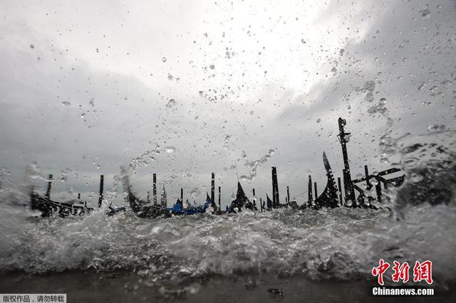 意大利威尼斯遭遇洪水 广场被淹没(图)