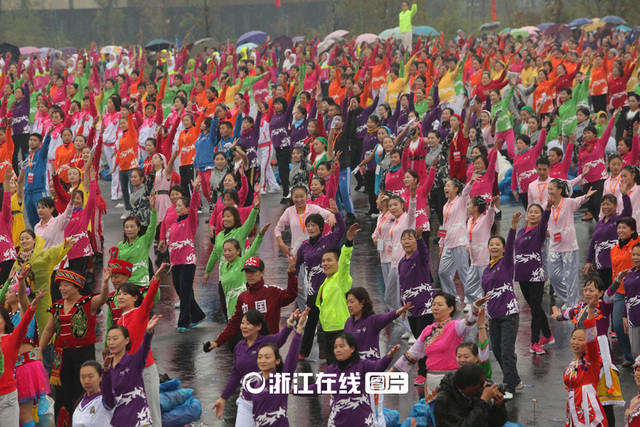 杭州3万余人冒雨齐跳排舞 成功挑战吉尼斯(图)