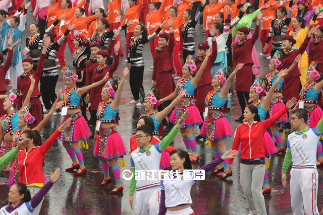 杭州3万余人冒雨齐跳排舞 成功挑战吉尼斯(图)