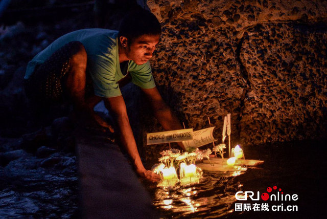 菲遭台风"海燕"袭击一周年 民众悼念遇难者