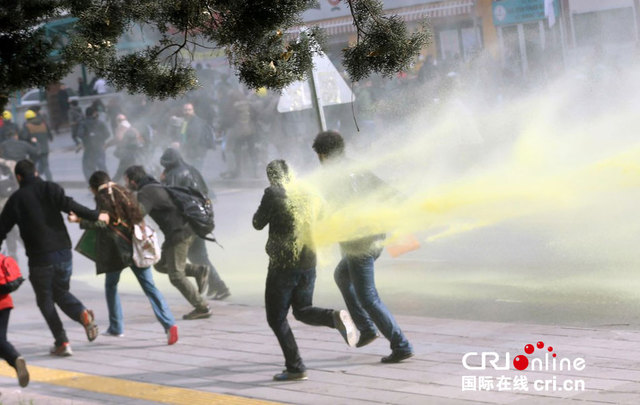 土耳其学生抗议政府教育政策 遭警方水枪驱逐