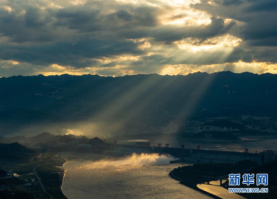 三峡夕照美如画