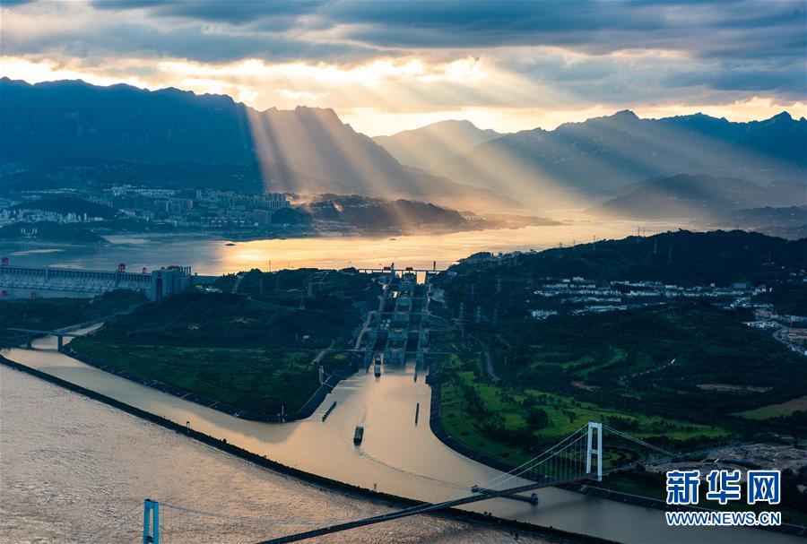 三峡夕照美如画