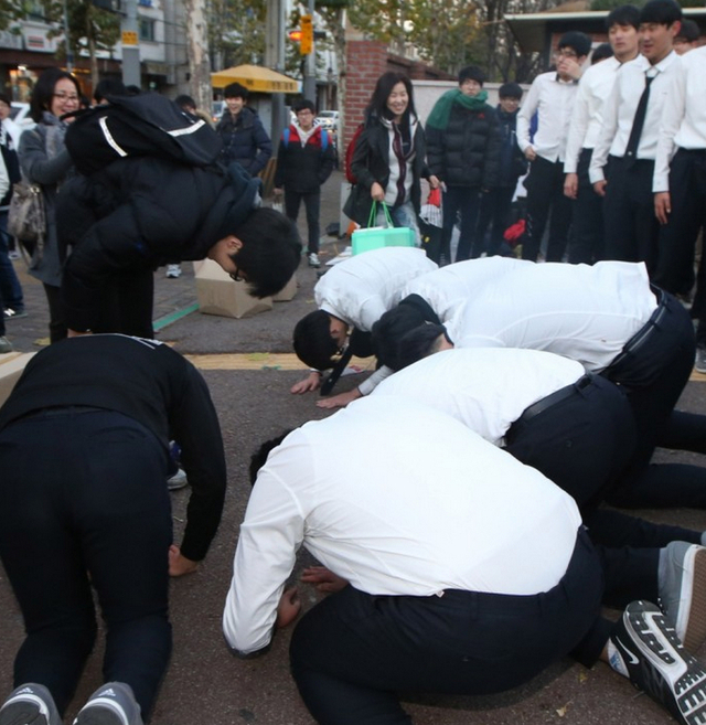 韩国高考第一天 学弟学妹下跪祈祷学长考高分(图)