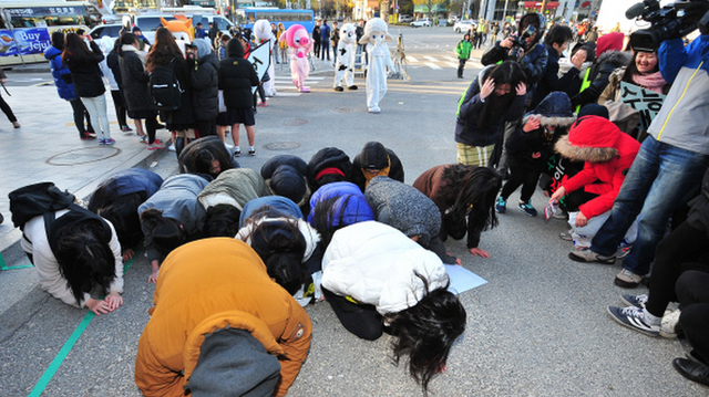 韩国高考第一天 学弟学妹下跪祈祷学长考高分(图)