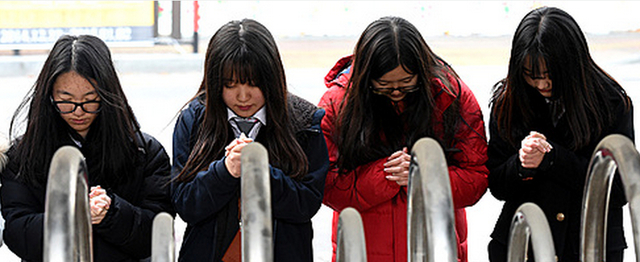 韩国高考第一天 学弟学妹下跪祈祷学长考高分(图)