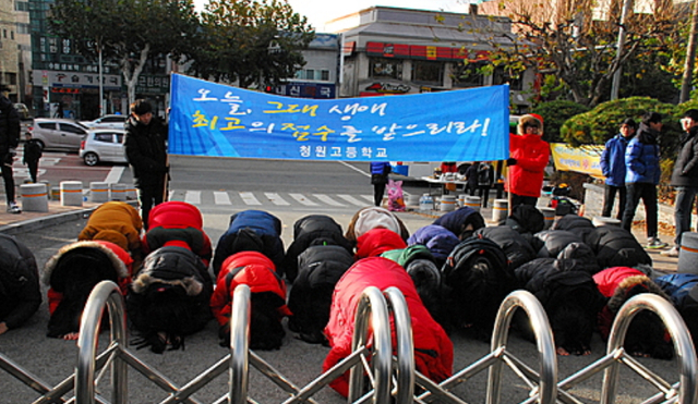 韩国高考第一天 学弟学妹下跪祈祷学长考高分(图)