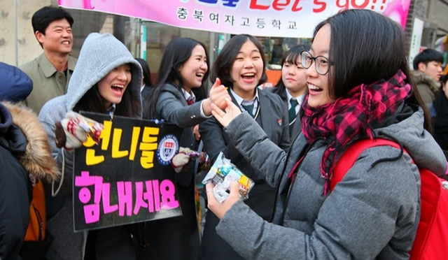 韩国高考第一天 学弟学妹下跪祈祷学长考高分(图)