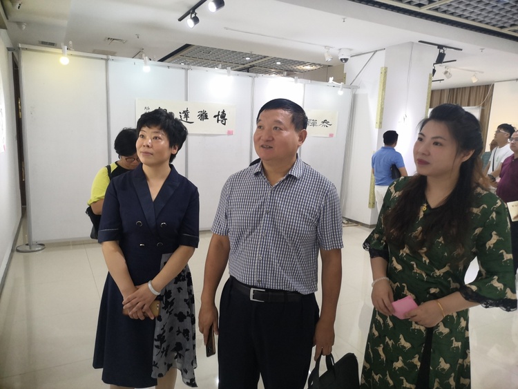 （B 文娱图文 三吴大地泰州 移动版）首届泰州市公益慈善书画展在泰州市文化馆开展