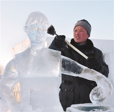 沈阳：一锤一凿间 他们在冰雪中雕梁画栋