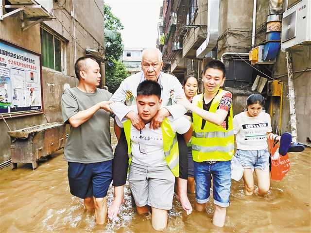 他们在抗洪一线筑起“坚固堤坝”