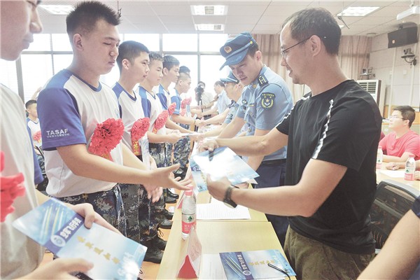 湖北省71名学子成为空军准飞行学员_fororder_01