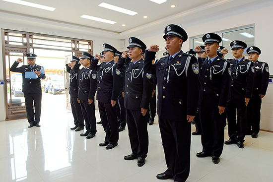 【A】【吉03】吉林长白山边境管理支队70余名转改招录民警被正式授衔