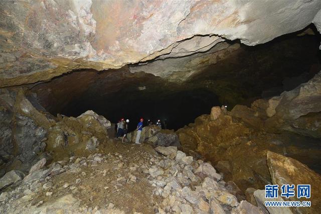 湖北恩施在建高速隧道现大型溶洞