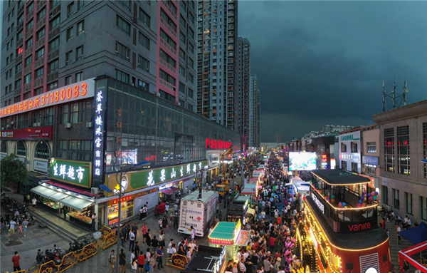 127台“街景车”演绎“百年吉祥”文化 沈阳市大东区打造汽车文化主题商业街