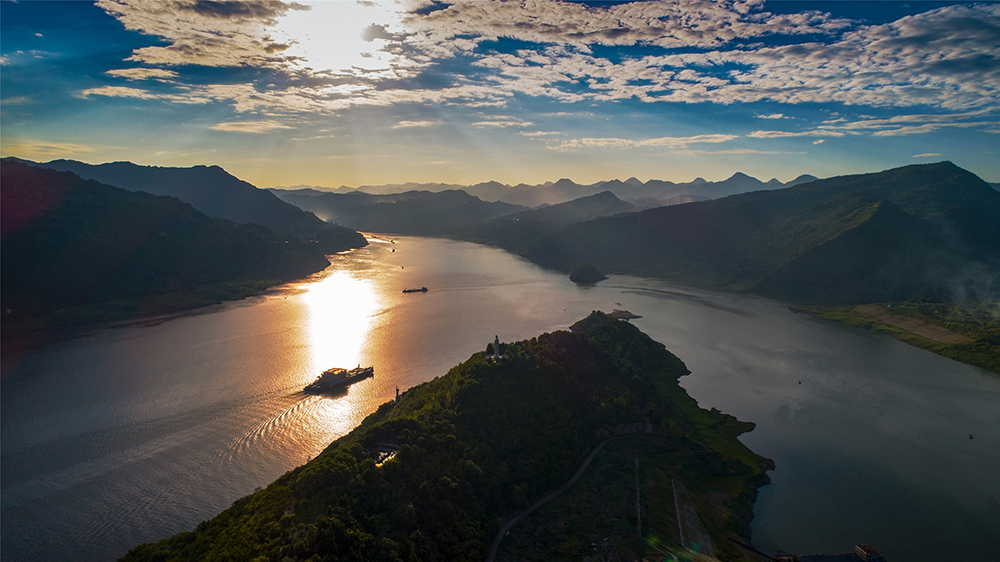 【渝情渝景】航拍长江三峡新景观 依山傍水云阳城