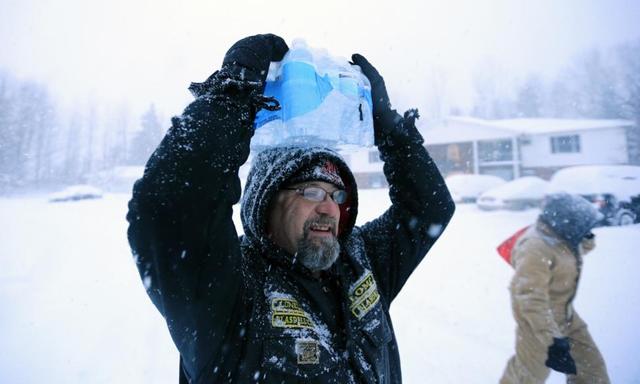 美国遭遇暴风雪袭击 已造成至少17人死亡(图)