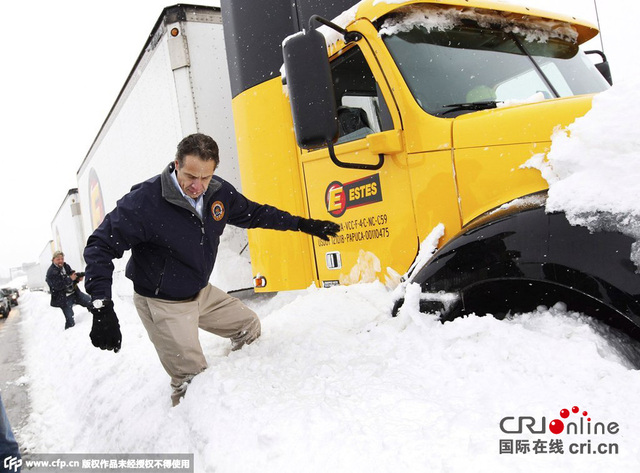 美国纽约州遭暴风雪袭击