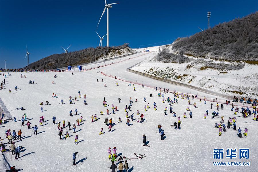 湖北五峰：高山雪场风景如画