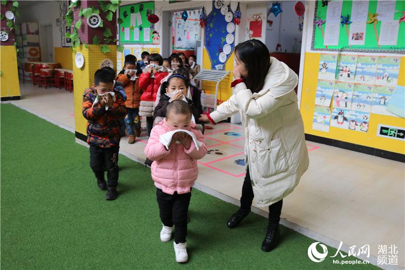 湖北鹤峰：学习自救本领 萌娃体验“火场逃生”