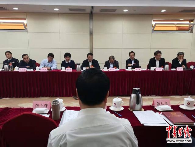 两会驻地的环保创意：保温壶取代瓶装水