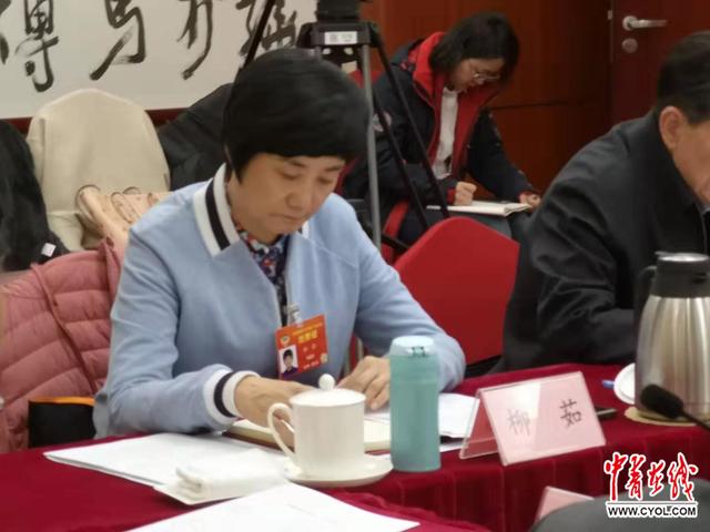 两会驻地的环保创意：保温壶取代瓶装水