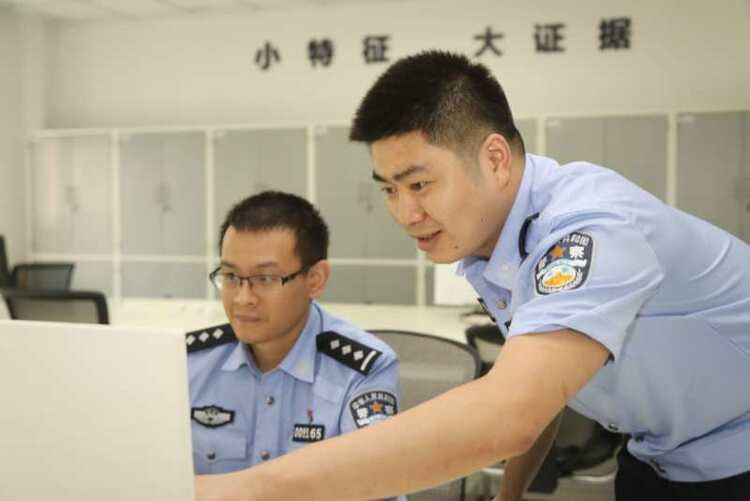 【B】重庆指纹技术民警易昭伟：执着探秘 屡建奇勋