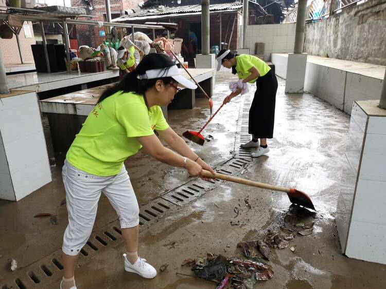 【B】 重庆巴南区：志愿者突击队开展洪水过境清淤工作 帮助群众恢复正常生活