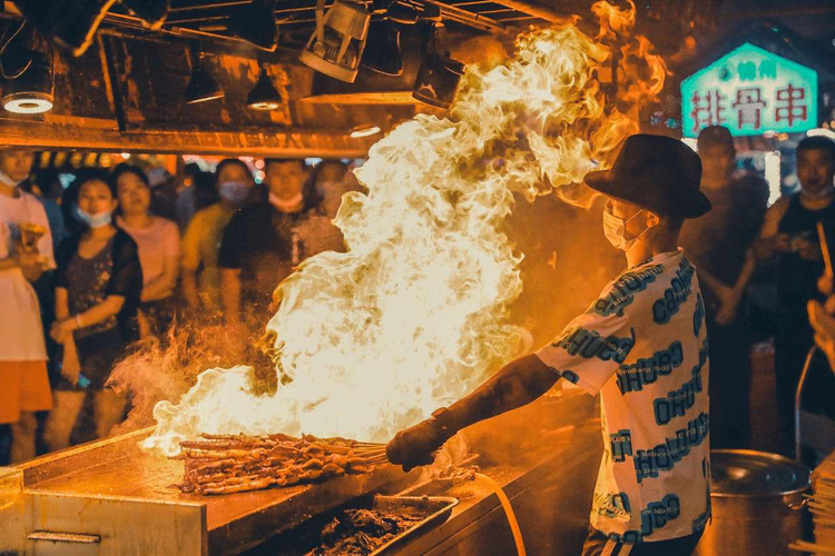 “美好沈阳DOU起来”“盛京夜太美”夜市美食之旅