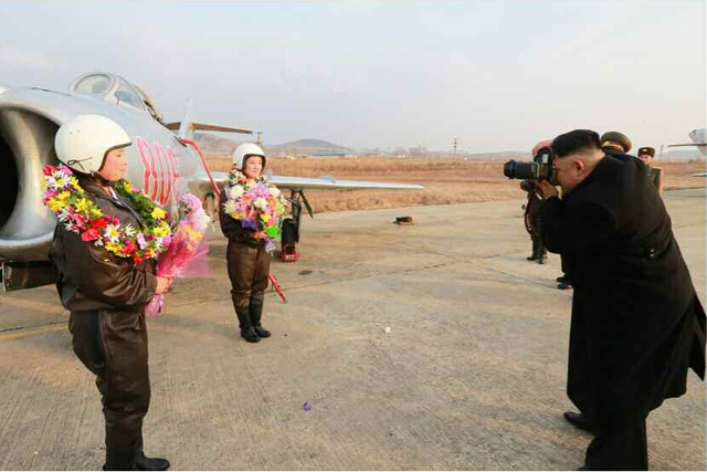 金正恩指导朝空军女歼击机飞行员训练(图)