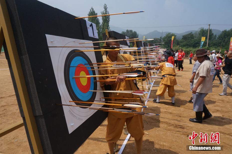 【轮播图】“少林禅弓”邀请赛百箭齐发 释永信现场观战