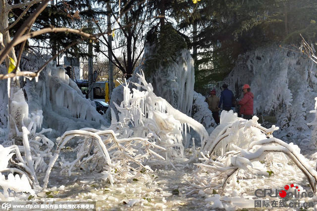 北京一水管发生爆裂 形成近300平米冰挂景观