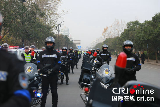 【河南在线-文字列表】【移动端-文字列表】河南开封警方二次举行警车集中大巡防活动