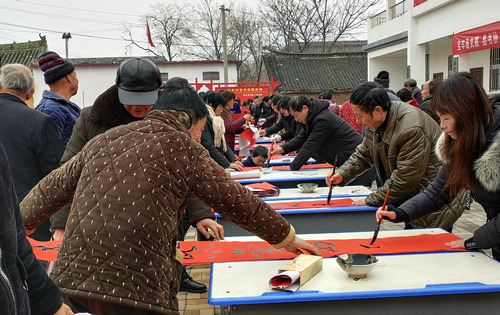 【河南供稿】平顶山市宝丰县前营乡：义写春联送温暖 墨香扶贫迎新春