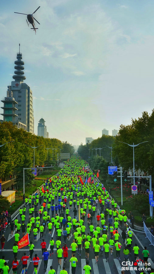 【豫见国际-图片（页面标题：马拉松跑出郑州“国际范儿”））】【河南在线-文字列表】【移动端-文字列表】题目：【豫见国际】一场马拉松 跑出郑州“国际范儿”