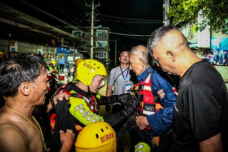 （有修改）【B】派出所洪水中“消失” 重庆民警仍“站岗”不停歇