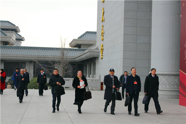 政协陕西省第十二届委员会第三次会议在西安开幕 500多名省政协委员陆续入场