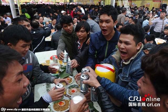 越南举办啤酒节 民众免费开怀畅饮