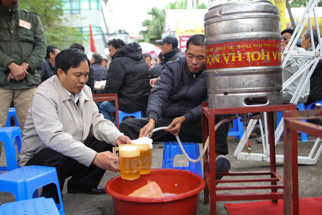 越南举办啤酒节 民众免费开怀畅饮