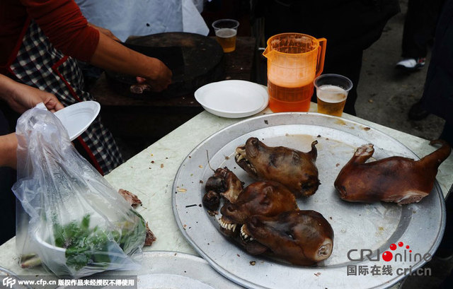 越南举办啤酒节 民众免费开怀畅饮