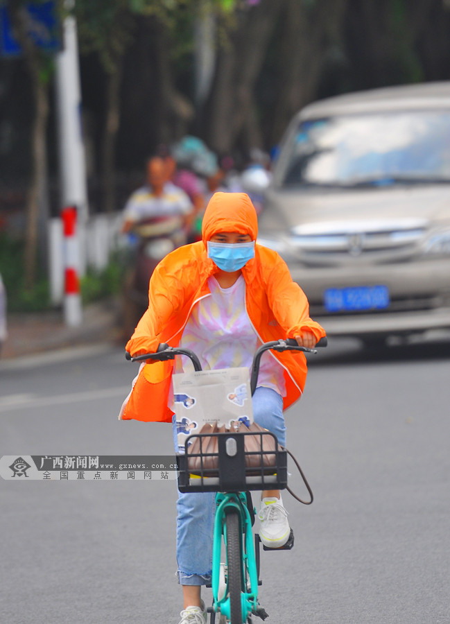 酷热难耐 南宁市民防晒神器避暑妙招五花八门(图)